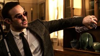 MCU coraz bardziej zamyka się na nowych bądź towarzyszących projektowi okazjonalnie odbiorców – aby czerpać pełną przyjemność z seansu, widzowie powinni mieć wiedzę o wielu, jeśli nie o wszystkich poprzednich odsłonach Kinowego Uniwersum Marvela i innych produkcjach opartych na komiksach Domu Pomysłów. Tylko wtedy byliby w stanie całkowicie pojąć entuzjazm związany choćby z gościnnymi występami w Doktorze Strange’u 2 czy Bez drogi do domu.