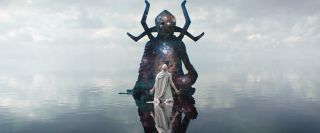 Pobieżne sięganie po mitologię komiksową – dobrym przykładem jest film Thor: miłość i grom, w którym zobaczyliśmy Wieczność, jeden z najpotężniejszych bytów w świecie Marvela, czy miasto bogów. W obu przypadkach elementy te ukazano naprędce, bez większego wytłumaczenia, jakby filmowy oddział Domu Pomysłów wolał serwować widzom „wycieczkę” po postaciach i lokacjach, niż rzeczywiście się im przyglądać.