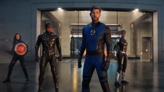 MCU może w dodatku banalizować koncepcję multiwersum poprzez kodyfikowanie w umysłach odbiorców, że należy na nią patrzeć przez pryzmat pobudzających wyobraźnię gościnnych występów – przykładami na tym polu są m.in. Iluminaci z Doktora Strange’a 2 czy inne wersje Spider-Mana i jego wrogów w Bez drogi do domu. Widz może wpadać w konfuzję, jeśli z jednej strony wpaja się mu, jak poważne konsekwencje niesie ze sobą istnienie wieloświata (Doktor Strange 2, Ant-Man 3), natomiast z drugiej każe spoglądać na ten aspekt w odwołaniu do frajdy związanej z tym czy innym cameo.