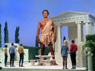 10. Apollo (Star Trek: Seria oryginalna) – kapitan Kirk i jego załoga faktycznie spotkali znanego z mitologii greckiej boga i to na innej planecie. Ta wersja bóstwa mogła dowolnie zmieniać swój rozmiar, własnymi myślami niszczyć broń czy doprowadzać do destrukcji potężnych pól siłowych.