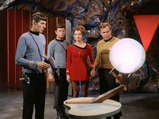 9. Sargon (Star Trek: Seria oryginalna) – początkowo ukazany jako świecąca kula, koniec końców okazał się istotą zbudowaną z czystej energii, posiadającą zdolności telepatyczne i przejmowania kontroli nad ciałami i umysłami innych. Według kapitana Kirka należy go uznawać za byt obdarzony boskimi mocami.