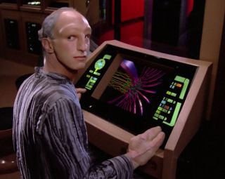 2. Podróżnik (Star Trek: Następne pokolenie) – byt z Tau Alfa C. Nie znamy jego prawdziwego imienia, gdyż nie jest ono możliwe do wypowiedzenia w żadnym języku. Jak sam przyznał, jego „myśl staje się fundamentem całej rzeczywistości”, co wyraźnie sugeruje, że Podróżnik jest w stanie dowolnie manipulować czasoprzestrzenią za pomocą własnego umysłu. Co więcej, jego potęga oddziałuje na całe multiwersum, o czym świadczy przeniesienie statku Enterprise-D poza macierzysty wszechświat.
