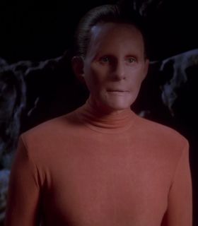 18. Założyciel (Star Trek: Stacja kosmiczna) – przedstawiciel rasy o tej samej nazwie, której członkowie potrafią dowolnie zmieniać swój wygląd i rozmiar. Lider gatunku był bliski podbicia całej galaktyki po przejęciu kontroli nad armią Jem’hadar.