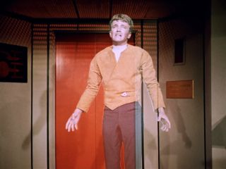 17. Charles Evans (Star Trek: Seria oryginalna) – Ziemianin, jedyny ocalały z katastrofy statku na planecie Thasus. Zamieszkujące ją istoty obdarzyły go nadnaturalnymi mocami. Dzięki nim był w stanie manipulować materią za pomocą własnych myśli: niszczyć statki na odległość, wymazywać twarze innych ludzi czy sprawiać, że przybierali oni zupełnie inną formę cielesną.