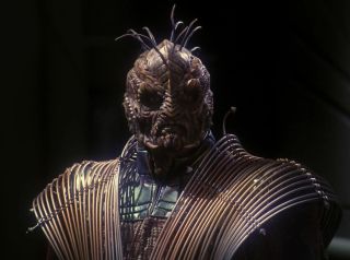 22. Xindi – kolektyw 5 różnych gatunków zamieszkujących planetę Xindus, w skład którego wchodziły istoty przypominające wyglądem jaszczurki czy owady. Życie w nieustannym zagrożeniu sprawiło, że opracowali oni cały arsenał śmiercionośnych broni.
