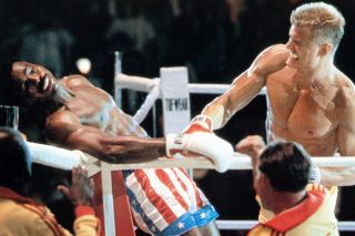 7. Apollo Creed vs. Ivan Drago (Rocky IV) – bodajże najbrutalniejsza walka w całej franczyzie. Drago zabił swojego rywala po potężnym ciosie w głowę – wcześniej Creed, uznający starcie za większe od samych zawodników, nie chciał, by Rocky rzucił na ring ręcznik. Śmierć Apolla była także jednym z najbardziej wzruszających momentów w historii uniwersum.