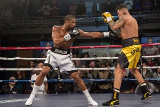 6. Adonis Creed vs. Leo Sporino (Creed: Narodziny legendy) – Adonis, walczący jeszcze pod panieńskim nazwiskiem matki – Johnson, zmierzył się ze wschodzącą gwiazdą amerykańskiego boksu, koniec końców pokonując przeciwnika. Na szczególną uwagę zasługuje sposób, w jaki pokazano rzeczone starcie: nakręcono je w jednym, długim ujęciu, a kamera niemalże tańczyła pomiędzy i wokół ścierających się ze sobą rywali.