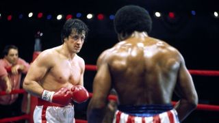 1. Rocky vs. Apollo Creed – pierwsza walka (Rocky) – bez tego starcia i scenariuszowej decyzji Stallone’a o porażce Rocky’ego (niejednogłośna decyzja sędziów) najprawdopodobniej nie byłoby 3 Oscarów (w tym dla Najlepszego filmu) i późniejszych odsłon franczyzy. W całej sekwencji nie idzie tyle o choreografię walki, co o jej ogromny ładunek emocjonalny, potęgowany jeszcze przez aktorskie popisy Stallone’a i Carla Weathersa.