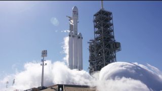9. Falcon Heavy (USA): udźwig na niską orbitę okołoziemską – 63,8 ton w planowanej wersji rozszerzonej (57 ton w obecnie używanej wersji); orbitalny lot testowy – 2018; wysokość rakiety – 70 metrów.    