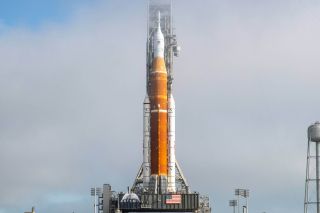 4. Space Launch System (SLS – USA): udźwig na niską orbitę okołoziemską – 130 ton w wersji Block 2 (95 ton w wersji Block 1); planowany orbitalny lot testowy – 2031 (w 2022 roku odbył się lot testowy wersji Block 1); wysokość rakiety – 111 metrów w wersji Cargo Block 2 (98 m w załogowej wersji Block 1).    
