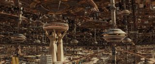 Time Variance Authority zostanie całkowicie zniszczona w 2. sezonie serialu – choć w poprzedniej odsłonie serii Sylvie zabiła Tego, Który Trwa, organizacja TVA w nieco już innej formie zdołała przetrwać. Spekuluje się, że to właśnie jej ostatecznie zniszczenie mogłoby doprowadzić do inkursji czy wprowadzenia Bitewnego Świata do MCU. 