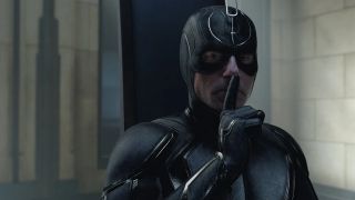 36. Blackagar Boltagon aka Black Bolt – członek Iluminatów z Ziemi-838; w świecie MCU jest on najprawdopodobniej liderem rasy Inhumans; posiada olbrzymią siłę fizyczną i kilka innych nadnaturalnych mocy, jednak jego największą bronią jest głos – cichy szept potrafi rozbić całą armię, natomiast krzyk zniszczyć planetę.
