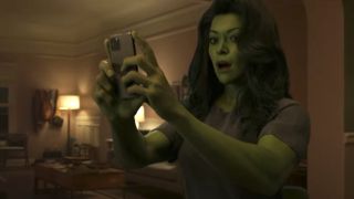 32. Jennifer Walters aka She-Hulk - Walters posiada moce charakterystyczne dla istot zyskujących je poprzez działanie promieniowania gamma: niewyobrażalną siłę fizyczną, szybkość, wytrzymałość, przyśpieszony czynnik leczniczy czy wyostrzone zły. Jej bronią jest także kontrola nad transformacjami swojego ciała.