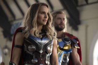 23. Jane Foster aka Potężna Thor - dzięki posiadaniu Mjolnira Jane Foster jest obecnie w stanie kontrolować pioruny, latać i generować potężne wyładowania elektryczne. W kwestii siły fizycznej Potężną Thor należy uznać za jedną z najpotężniejszych postaci uniwersum.