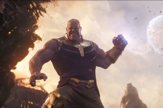4. Thanos uzbrojony w Rękawicę Nieskończoności - W tym miejscu trzeba zaznaczyć, że w naszym zestawieniu nie braliśmy pod uwagę postaci, które weszły w posiadanie danej siły tylko na chwilę – stąd brak Iron Mana i Hulka z Rękawicą Nieskończoności czy absorbującego moc Ego Star-Lorda. Thanos z mocy Kamieni Nieskończoności korzystał jednak stosunkowo długo; koniec końców stał się jedną z najpotężniejszych postaci w historii uniwersum, wymazując połowę istnienia za pomocą jednego pstryknięcia palcami.