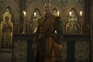46. Kaecilius - Mistrz Sztuk Mistycznych – otwiera portale do różnych wymiarów, tworzy projekcje rzeczywistości. Jego moc zwiększa jednak umiejętność przyzywania czarnej magii, co pozwala mu m.in. na tworzenie Wymiaru Lustrzanego.