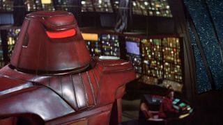 8. Czarna dziura (1979) – wpadając do czarnej dziury człowiek zostałby ostatecznie rozerwany na atomy; w tym filmie bohaterowie w starciu z tak niszczycielską siłą doświadczają jedynie psychodelicznych wizji, by ze spotkania z czarną dziurą wyjść całymi i zdrowymi.