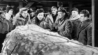 21. Istota z innego świata (1951) – na słowa uznania zasługuje sposób, w jaki twórcy tego filmu zdecydowali się przedstawić odkrycie przez Ziemian statku kosmicznego – w kontakcie z nim ekspedycja badawcza na Antarktydzie używała choćby termitu i licznika Geigera, a widzowie mogli dowiedzieć się więcej na temat właściwości niektórych metali.
