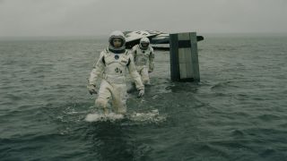 15. Interstellar (2014) – Christopher Nolan dbał o aspekty naukowe tak mocno, że do współpracy w roli konsultanta zaprosił m.in. wybitnego fizyka i laureata Nagrody Nobla, Kipa Thorne’a. To głównie dzięki niemu z ekranu dowiadujemy się o soczewkowaniu grawitacyjnym czy przyśpieszającym bądź zwalniającym w różnych miejscach wszechświata czasie. To także Thorne był współodpowiedzialny za stworzenie modelu Gargantui, który miał odzwierciedlić to, jak naprawdę może wyglądać czarna dziura.
