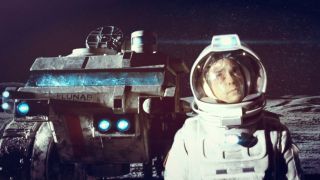 13. Moon (2009) – film pokazuje inżyniera Sama Bella, który pod koniec swojej 3-letniej misji samotnie wydobywa na Księżycu potrzebny ludzkości hel-3. NASA była tak zachwycona tą ekranową opowieścią, że zorganizowała cykl spotkań z jego twórcami, którzy tłumaczyli pracownikom różnorakie rozwiązania, na które zdecydowali się na ekranie.
