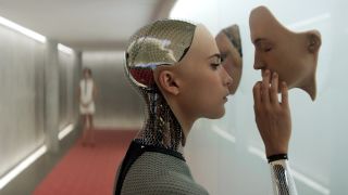 11. Ex Machina (2014) – film, który w odwołaniu do rzeczywistości pokazuje, w jakich kierunkach może rozwijać się sztuczna inteligencja. Nie chodzi tu wyłącznie o przejście przez AI testu Turinga, ale także o nabywanie przez nią cech przywodzących na myśl skłonność do manipulacji i przebiegłość.