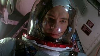 4. Apollo 13 (1995) – produkcja powszechnie uznawana za „najbardziej realistyczny film o kosmosie w historii” (to cytat astronauty Chrisa Hadfielda). Pokazuje ona przebieg tytułowej, księżycowej misji z kwietnia 1970 roku, której załoga w wyniku piętrzących się problemów nie mogła wylądować na Srebrnym Globie. W produkcji znajdziemy wiele dialogów odnoszących się do aspektów naukowych – jak choćby w przypadku eksplozji w pojeździe kosmicznym czy właściwości dwutlenku węgla.