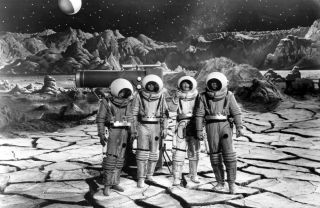 26. Kierunek Księżyc (1950) – produkcja ta jeszcze przed powstaniem NASA znakomicie pokazywała, z jakimi problemami naukowo-technicznymi będą musieli zmagać się podróżujący na Księżyc; dość powiedzieć, że ukazano tu choćby kłopot z ilością paliwa w rakiecie, którego brak uniemożliwiał powrót na Ziemię.