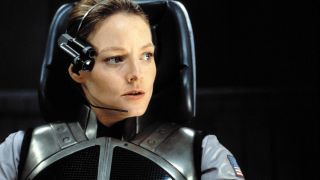 23. Kontakt (1997) – film ten powstał na podstawie książki legendarnego popularyzatora nauki i astronoma Carla Sagana. To on zadbał o to, by ta historia w wielu momentach skupiała się na aspektach naukowych z prawdziwego świata. Nie da się także ukryć, że cała opowieść jest swoistym hołdem dla poszukiwania cywilizacji pozaziemskich przez Instytut SETI.