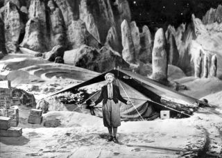 22. Kobieta na Księżycu (1929) – mówimy tu o filmie, który powstał blisko 3 dekady przed wystrzeleniem na orbitę Sputnika. A jednak legendarny reżyser Fritz Lang znakomicie oddał w tej historii ówczesną wiedzę inżynieryjną i na temat kosmosu, pokazując choćby gigantyczną rakietę mknącą w kierunku Księżyca czy kłótnie ludzkości o znajdujące się tam dobra – w tym wodę, której istnienia na Srebrnym Globie dowiedziono dopiero wiele lat później.