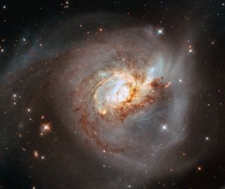 NGC 3256 na zdjęciu Teleskopu Hubble'a z 2018 roku