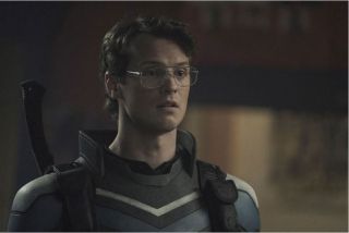 Adrian Chase aka Vigilante – James Gunn wyjawił na Twitterze, że nieoczekiwany sojusznik Peacemakera z 1. sezonu serialu pojawi się w DCU „najprawdopodobniej jeszcze przed emisją 2. sezonu”.
