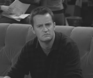Chandler Bing na kanapie Central Perk