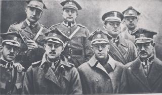 Rok 1919: 7. Eskadra Myśliwska im. Tadeusza Kościuszki (Merian C. Cooper stoi drugi z lewej w górnym rzędzie)