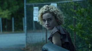 Julia Garner - zdjęcia