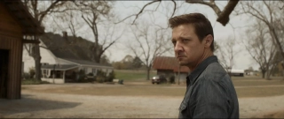 Wymazanie rodziny Hawkeye’a – pierwsza scena filmu, a jednak porusza bezgranicznie. Nie tylko ustawia ona podwaliny pod dalsze działania herosa w roli Ronina, ale i kapitalnie zarysowuje klimat i atmosferę wokół wydarzeń związanych z Decymacją.