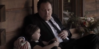 Happy Hogan zabiera córkę Starków na hamburgery po pogrzebie Tony’ego – ojciec dziewczynki jadł je podczas konferencji prasowej w filmie z 2008 roku.