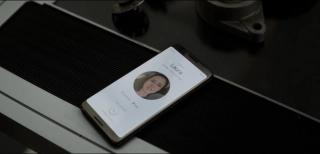 Rodzina Hawkeye’a dzwoni na jego telefon – tragiczny wątek z pierwszej sceny również znalazł swój szczęśliwy finał.