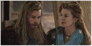 Thor wciąż jest godny – w alternatywnej rzeczywistości czasowej Thor przywołuje Mjolnir, tuż po rozmowie z własną matką. To znakomita kulminacja emocjonalnej podróży wyraźnie zmagającego się z własnymi demonami boga burzy.