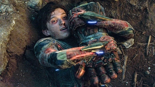 Sztafeta z Rękawicą Nieskończoności – nie tyle scena, co sekwencja wydarzeń, w ramach której Avengers próbują przemieścić artefakt na placu boju. W scenariuszu filmu żartobliwie zawarto zdanie o Spider-Manie magicznie podróżującym z rękawicą na pegazie Walkirii – jak się okazuje, żart ten i tak został wykorzystany w opowieści.