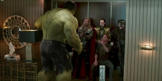 Hulk musi iść schodami – przezabawny sposób na pokazanie Zielonemu Goliatowi, że do windy się po prostu nie zmieści.