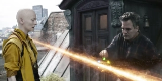 Starożytna w trakcie bitwy o Nowy Jork tłumaczy Hulkowi zasady działania multiwersum – ta scena na pierwszy rzut oka wydaje się wyrwana z kontekstu, a jednak w świetny sposób pozwala ona widzom na zrozumienie podstawowych zasad działania świata MCU.