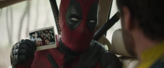Deadpool mówi do Wolverine’a: „Ja nie ratuję światów. Ale ty tak” – warto w tym miejscu przypomnieć, że Pyskaty Najemnik w obu wcześniejszych filmach idealizował Logana, o czym świadczą posiadane przez niego figurki czy nawet podobizna Jackmana. Innymi słowy: Deadpool wciąż nie uznaje się za prawdziwego superbohatera – widzi go natomiast w Rosomaku. 