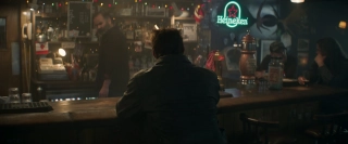 Zwiastun rozpoczyna się od sceny pokazującej Logana siedzącego w barze – przypomnijmy, że w ten sam sposób Wolverine zaprezentował się widzom w filmie X-Men z 2000 roku. Rosomak wypowiada w kierunku barmana zdanie: „Daj jeszcze jednego i wyjdę” – część internautów widzi tu zapowiedź i zarazem metaforę ostatniej produkcji z udziałem Hugh Jackmana w roli Logana (Ryan Reynolds także twierdził swego czasu, że aktor zasługuje na „właściwe” pożegnanie). 