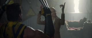 Kontrolująca ruchy Logana Cassandra Nova pokazuje swoje moce telekinetyczne – w komiksach posiadała ona dokładnie te same zdolności co Charles Xavier. 