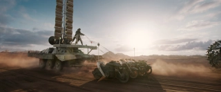 Tu najprawdopodobniej nawiązanie do słynnej sceny z filmu Mad Max: Na drodze gniewu. 