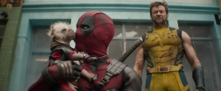 Deadpool znajduje w Pustce Dogpoola. Z kampanii promocyjnej wiemy już, że wariantów Pyskatego Najemnika zobaczymy więcej – nie jest wykluczone, że będą one przedstawione w podobny sposób, jak uczyniono to z serialowymi wariantami Lokiego. 