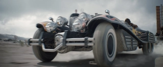 W Pustce pojawia się także auto typu coupe, którego w filmie Kapitan Ameryka: Pierwsze starcie używał Johann Schmidt, późniejszy Red Skull. Warto zauważyć, że symbol Hydry został w nim zmieniony na symbol Iron Mana. 