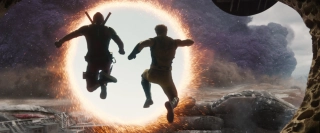 Na końcu zwiastuna widzimy tytułowych bohaterów skaczących przez wrota portalu czasoprzestrzennego – te same, które potrafią tworzyć mistrzowie sztuk mistycznych. Nie jest więc wykluczone, że za jego powstanie odpowiada Doktor Strange lub Wong (bądź Forge, który dokładnie ten sam portal otwierał w serialu X-Men ’97). 