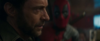 Deadpool do siedzącego przy barze Wolverine’a mówi: „Hi, peanut!” – tego samego określenia używał Scott Lang w rozmowie ze swoją córką, Cassie. Przypomnijmy, że głowę Ant-Mana pokazano w dalszej części zwiastuna; jeszcze do tego wrócimy. Pojawiają się spekulacje, że może to być zapowiedź cameo Paula Rudda w filmie. 