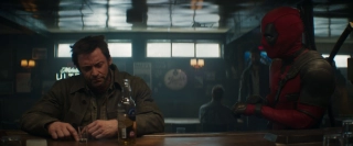 W samym barze widzimy flagę Kanady i poroże łosia, uchodzącego za symbol Kraju Klonowego Liścia. Przypomnijmy, że Kanadyjczykami są zarówno filmowy Wolverine, jak i sam Ryan Reynolds. Co ciekawe, to właśnie na granicy amerykańsko-kanadyjskiej Rosomak stracił życie w produkcji Logan: Wolverine. 